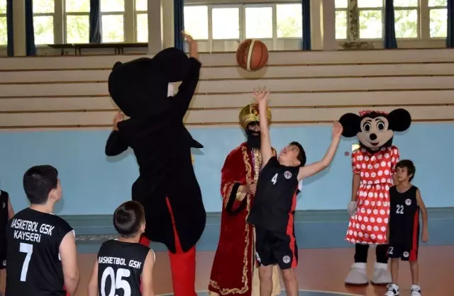 Minik basketbolcular, çizgi film karakterleri ile maç yaptı