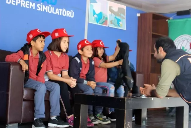 Öğrenciler simülasyon tırında 7,2 büyüklüğünde depremi yaşadı Öğrenciler simülasyon tırında 7,2 büyüklüğünde depremi yaşadı