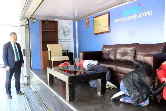 Öğrenciler simülasyon tırında 7,2 büyüklüğünde depremi yaşadı Öğrenciler simülasyon tırında 7,2 büyüklüğünde depremi yaşadı