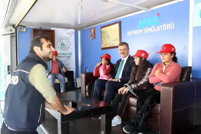 Öğrenciler simülasyon tırında 7,2 büyüklüğünde depremi yaşadı Öğrenciler simülasyon tırında 7,2 büyüklüğünde depremi yaşadı