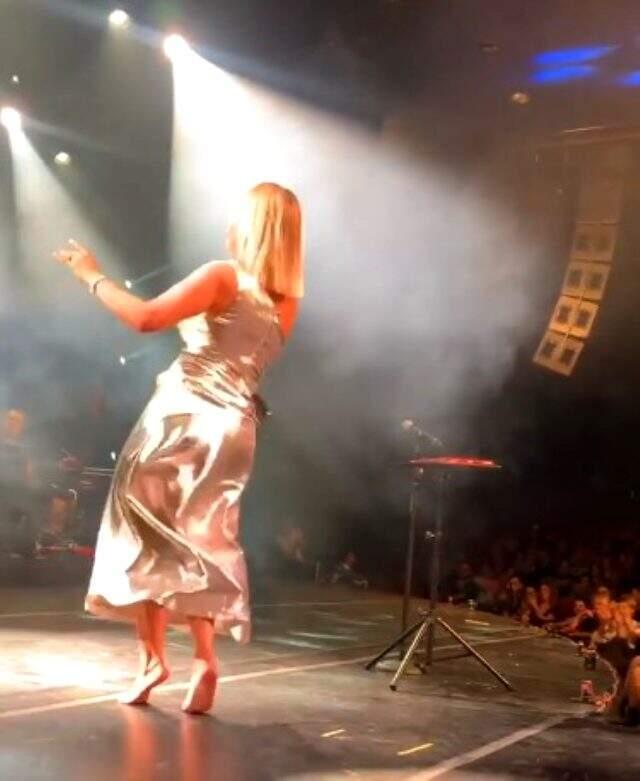 Şarkıcı Linet, konserinde yaptığı kalça dansıyla izleyenleri mest etti