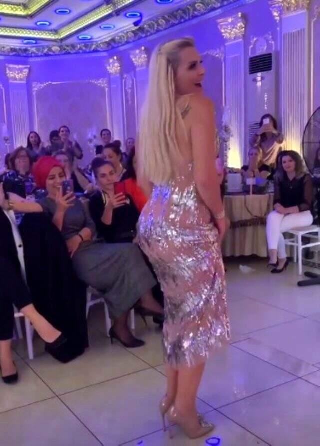 Şarkıcı Linet, konserinde yaptığı kalça dansıyla izleyenleri mest etti