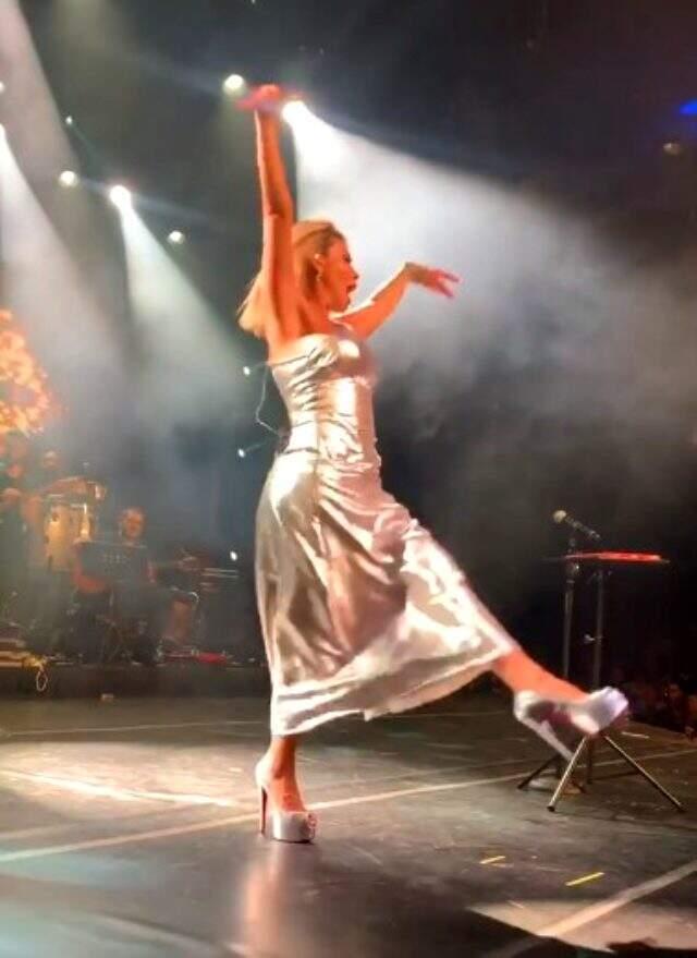 Şarkıcı Linet, konserinde yaptığı kalça dansıyla izleyenleri mest etti