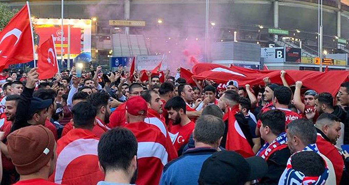 Stade de France'ta 'Şehitler ölmez, vatan bölünmez' sesleri!