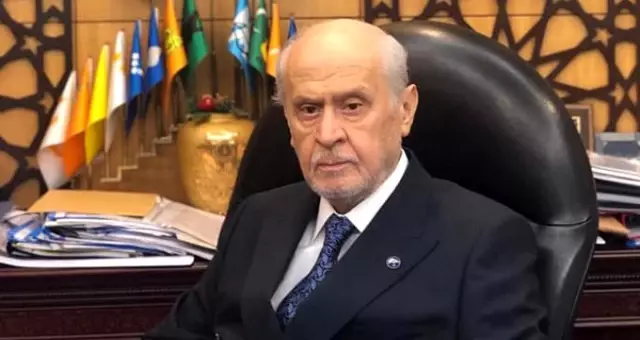 Tedavisinin ardından MHP Genel Merkezi'ne gelen Bahçeli'den 'Görevimin başındayım' pozu