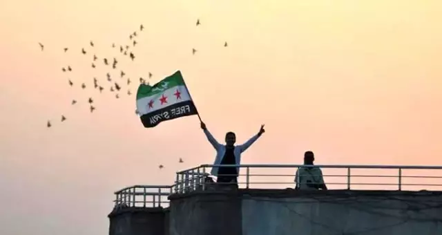 Tel Abyad özgürleşti! Akçakale'deki mülteci gençler ÖSO bayraklarıyla destek verdi Tel Abyad özgürleşti! Akçakale'deki mülteci gençler ÖSO bayraklarıyla destek verdi