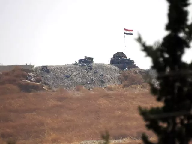 Tel Abyad ve Rasulayn'ı kaybeden teröristler, Münbiç'te rejim bayrağını astı