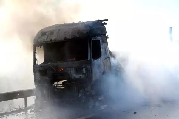 Tem'de tır yandı; yol 2 saat ulaşıma kapandı (2)
