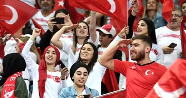 Türk taraftarlar Fransa takımını ıslıklayarak sahaya çıktıklarına pişman etti