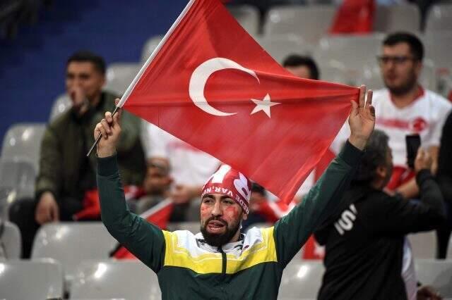 Türk taraftarlar Fransa takımını ıslıklayarak sahaya çıktıklarına pişman etti