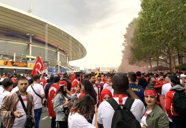 Türk taraftarlar Fransa takımını ıslıklayarak sahaya çıktıklarına pişman etti