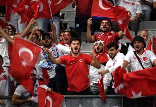 Türk taraftarlar Fransa takımını ıslıklayarak sahaya çıktıklarına pişman etti