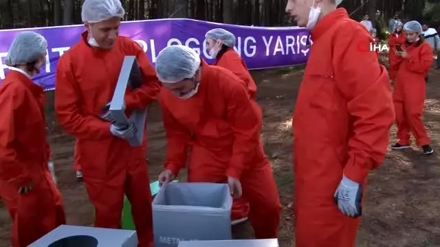 Üniversitelilerin 'koşarak çöp toplama' yarışı Üniversitelilerin 'koşarak çöp toplama' yarışı