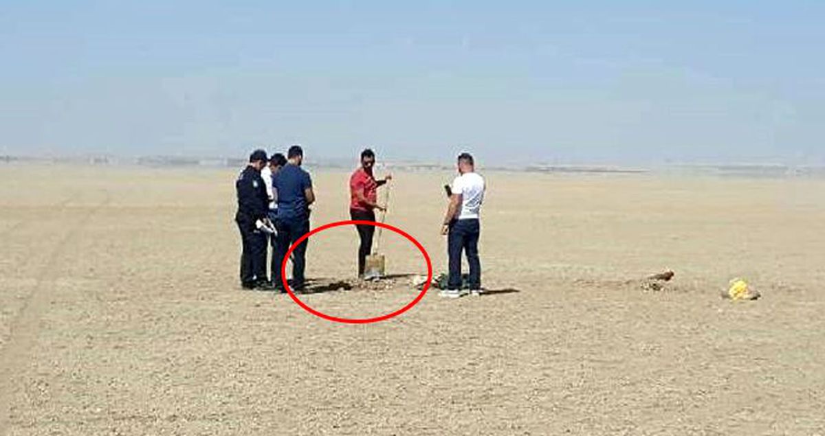 Yarısı toprağa gömülü cesedi gören vatandaşlar, telefona sarıldı