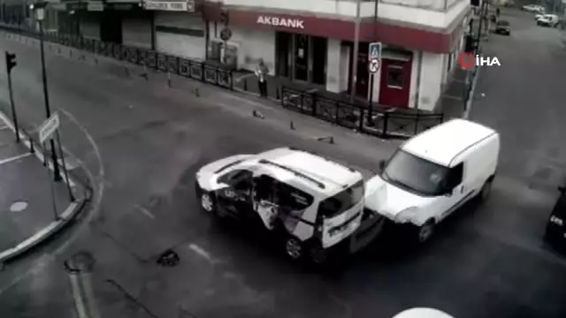 Adana'daki trafik kazaları güvenlik kameralarına yansıdı Adana'daki trafik kazaları güvenlik kameralarına yansıdı
