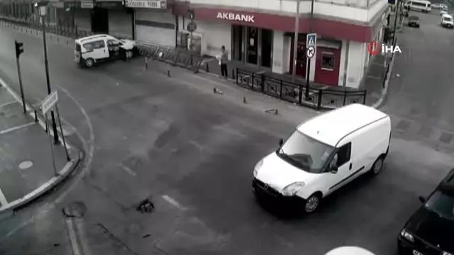 Adana'daki trafik kazaları güvenlik kameralarına yansıdı Adana'daki trafik kazaları güvenlik kameralarına yansıdı