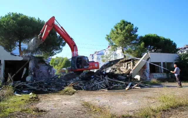 Altınordu Belediyesi 'metruk binaları' yıkıyor Altınordu Belediyesi 'metruk binaları' yıkıyor