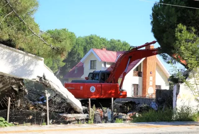 Altınordu Belediyesi 'metruk binaları' yıkıyor Altınordu Belediyesi 'metruk binaları' yıkıyor