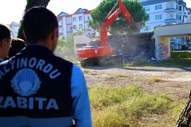 Altınordu Belediyesi 'metruk binaları' yıkıyor Altınordu Belediyesi 'metruk binaları' yıkıyor