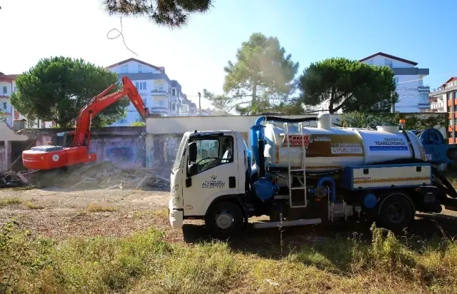 Altınordu Belediyesi 'metruk binaları' yıkıyor Altınordu Belediyesi 'metruk binaları' yıkıyor