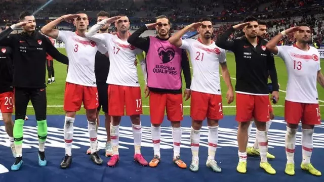 Asker selamı nedeniyle Türkiye'ye soruşturma açan UEFA'ya büyük tepki!