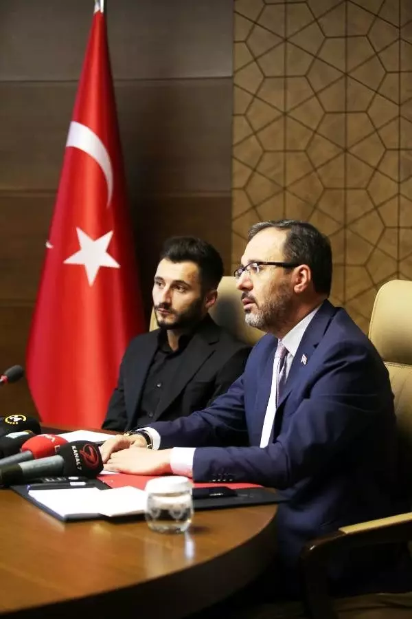 Bakan Kasapoğlu, Enver Cenk Şahin'i kabul etti Bakan Kasapoğlu, Enver Cenk Şahin'i kabul etti