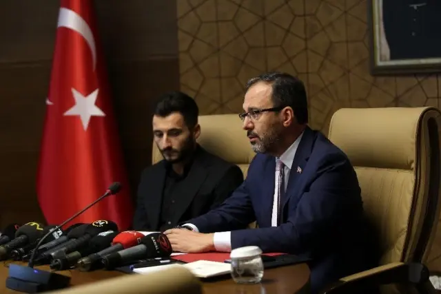 Bakan Kasapoğlu: 'Enver Cenk Şahin ve diğer sporcular tarih sayfasında şanla, şerefle anılacak' Bakan Kasapoğlu: 'Enver Cenk Şahin ve diğer sporcular tarih sayfasında şanla, şerefle anılacak'