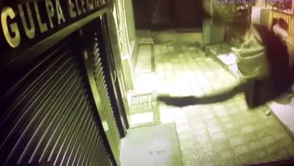 Beyoğlu'nda iş yerine girmeye çalışan kişi 8 metreden yere çakıldı Beyoğlu'nda iş yerine girmeye çalışan kişi 8 metreden yere çakıldı