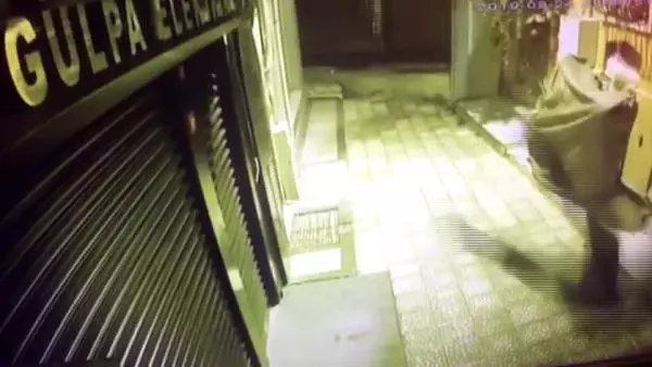 Beyoğlu'nda iş yerine girmeye çalışan kişi 8 metreden yere çakıldı Beyoğlu'nda iş yerine girmeye çalışan kişi 8 metreden yere çakıldı