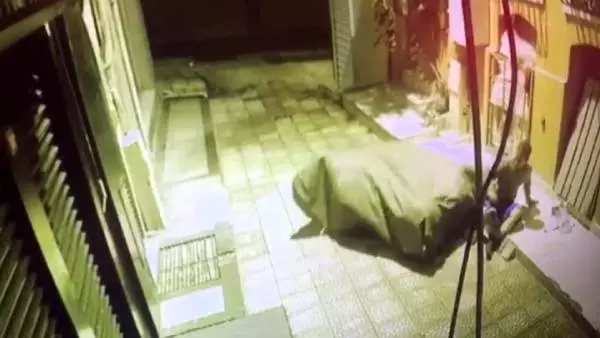 Beyoğlu'nda iş yerine girmeye çalışan kişi 8 metreden yere çakıldı Beyoğlu'nda iş yerine girmeye çalışan kişi 8 metreden yere çakıldı