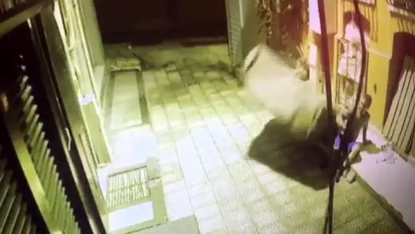 Beyoğlu'nda iş yerine girmeye çalışan kişi 8 metreden yere çakıldı Beyoğlu'nda iş yerine girmeye çalışan kişi 8 metreden yere çakıldı