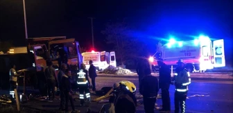 Burdur'da iki kamyon çarpıştı: 2 yaralı