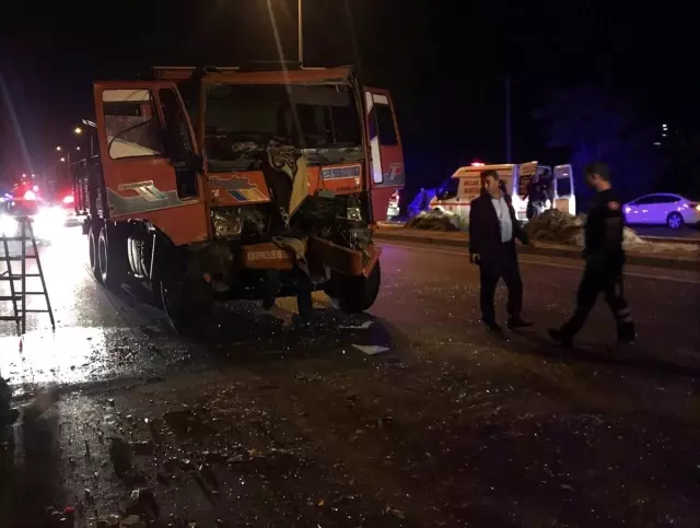 Burdur'da iki kamyon çarpıştı: 2 yaralı Burdur'da iki kamyon çarpıştı: 2 yaralı
