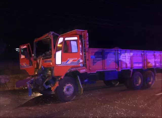 Burdur'da iki kamyon çarpıştı: 2 yaralı Burdur'da iki kamyon çarpıştı: 2 yaralı