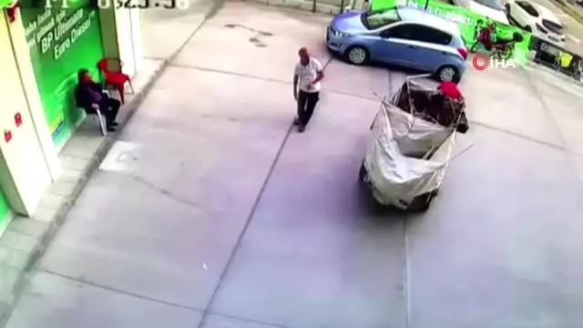 Çalışır durumda bıraktığı motosiklet ortalığı birbirine kattı...O anlar kamerada