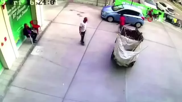 Çalışır durumda bıraktığı motosiklet ortalığı birbirine kattı...O anlar kamerada Çalışır durumda bıraktığı motosiklet ortalığı birbirine kattı...O anlar kamerada