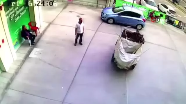 Çalışır durumda bıraktığı motosiklet ortalığı birbirine kattı...O anlar kamerada Çalışır durumda bıraktığı motosiklet ortalığı birbirine kattı...O anlar kamerada