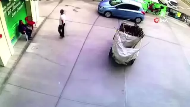 Çalışır durumda bıraktığı motosiklet ortalığı birbirine kattı...O anlar kamerada Çalışır durumda bıraktığı motosiklet ortalığı birbirine kattı...O anlar kamerada