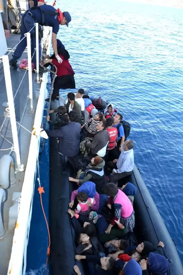 Çanakkale'de lastik bot içinde 55 kaçak göçmen yakalandı Çanakkale'de lastik bot içinde 55 kaçak göçmen yakalandı