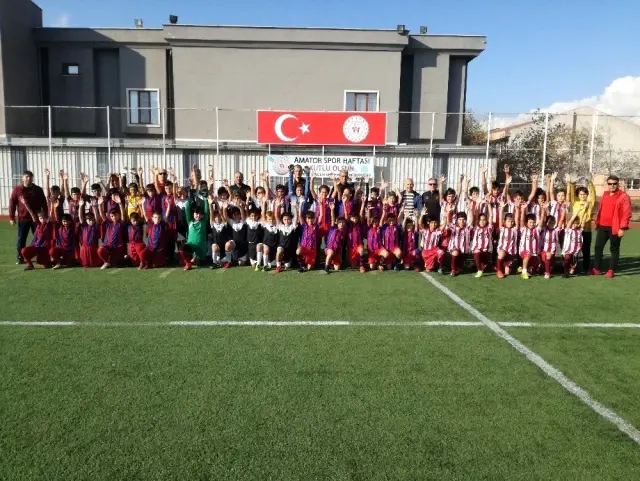Cumhuriyet Futbol Şenliği'nde ter döktüler