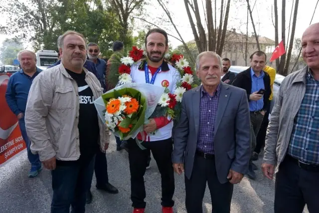 Dünya Şampiyonu'na memleketinde coşkulu karşılama Dünya Şampiyonu'na memleketinde coşkulu karşılama