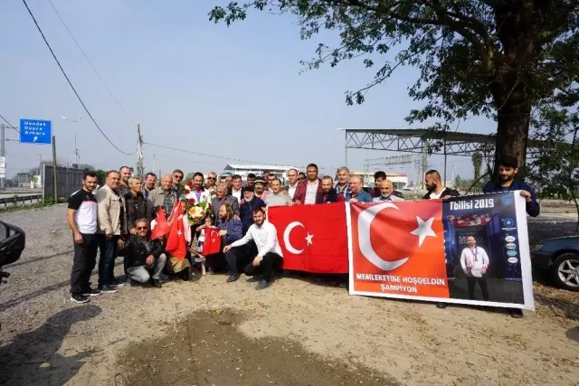 Dünya Şampiyonu'na memleketinde coşkulu karşılama Dünya Şampiyonu'na memleketinde coşkulu karşılama