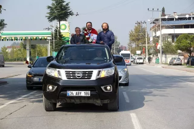 Dünya Şampiyonu'na memleketinde coşkulu karşılama Dünya Şampiyonu'na memleketinde coşkulu karşılama