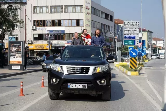 Dünya Şampiyonu'na memleketinde coşkulu karşılama Dünya Şampiyonu'na memleketinde coşkulu karşılama