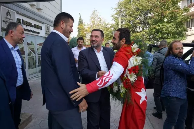 Dünya Şampiyonu'na memleketinde coşkulu karşılama Dünya Şampiyonu'na memleketinde coşkulu karşılama