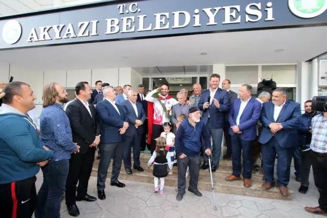 Dünya Şampiyonu'na memleketinde coşkulu karşılama Dünya Şampiyonu'na memleketinde coşkulu karşılama