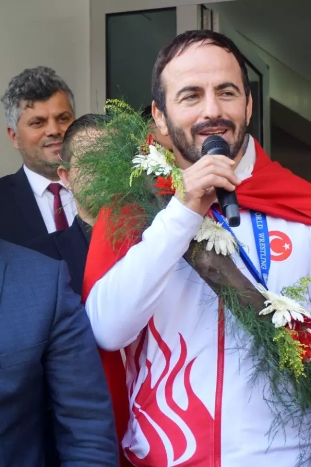 Dünya Şampiyonu'na memleketinde coşkulu karşılama Dünya Şampiyonu'na memleketinde coşkulu karşılama