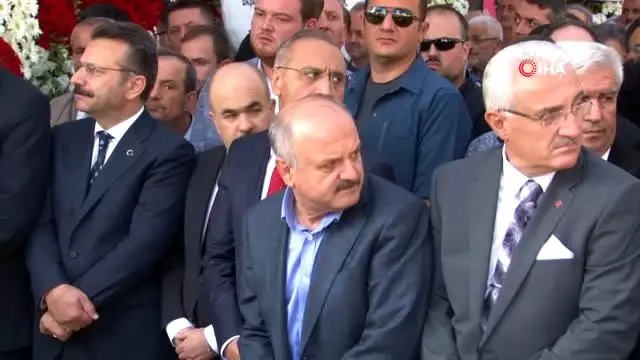 Eskişehir Valisi Çakacak'ın kayınvalidesi son yolculuğuna uğurlandı Eskişehir Valisi Çakacak'ın kayınvalidesi son yolculuğuna uğurlandı