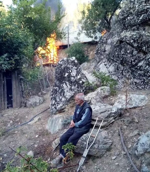 Evi yanarken, gözyaşlarıyla izledi