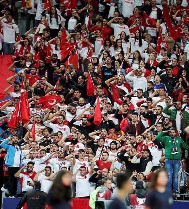 Fransız rejisi Türk futbolcuların asker selamı verdiği gol sevincini ekrana yansıtmadı